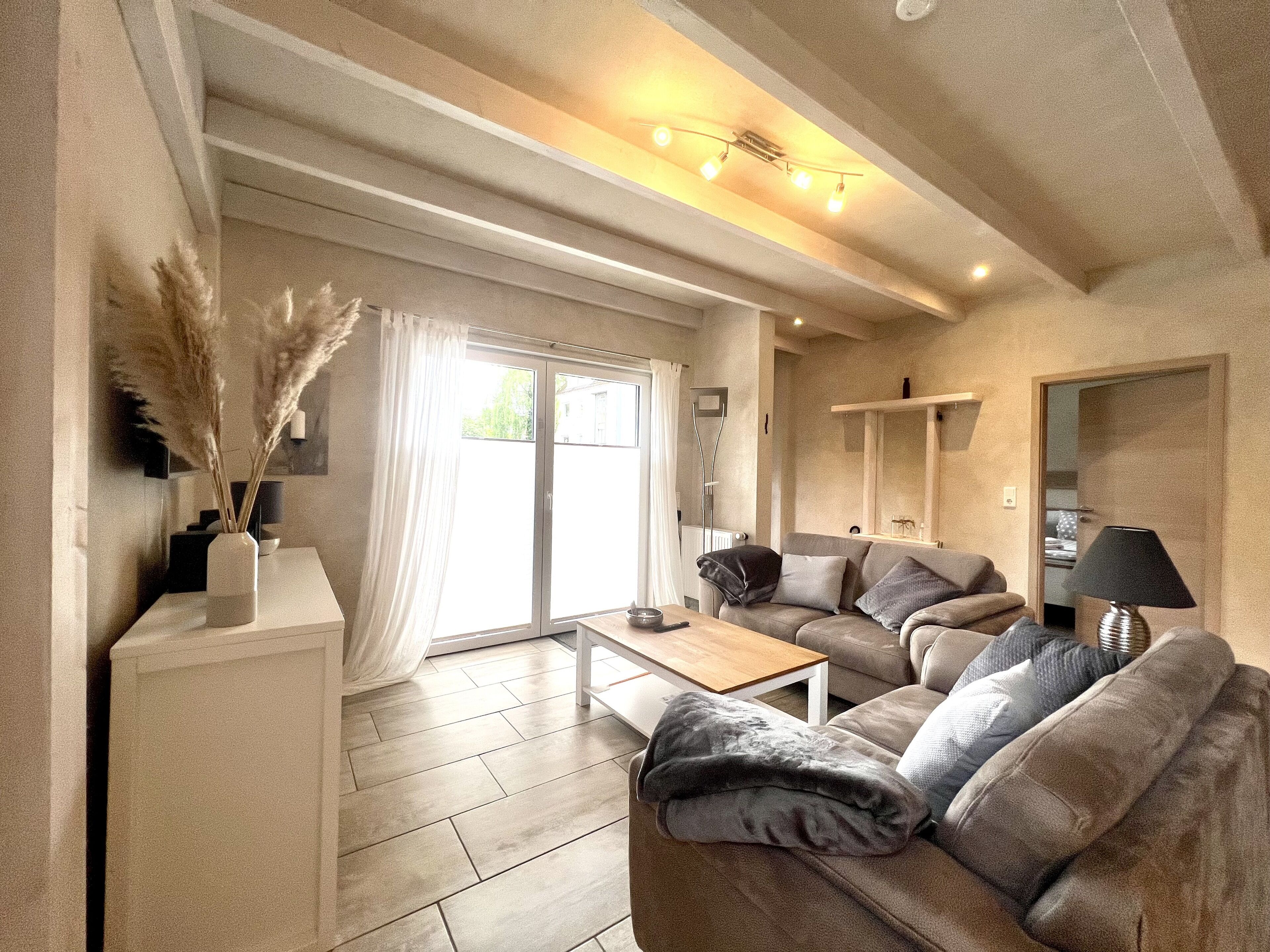 Smart TV, books, stereo