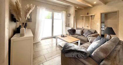 Old print shop close to the city center with parking right outside the front door!