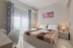 3 makuuhuonetta, tallelokero huoneessa, työpöytä, silitysrauta/-lauta