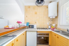 Frigorífico, microondas, horno y cafetera o tetera