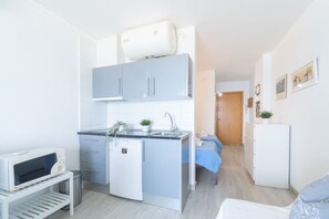 Frigorífico, microondas, cafetera o tetera y tostadora