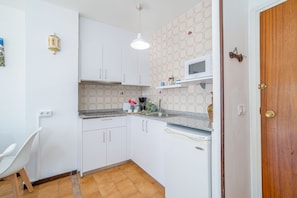 Een koelkast, een microgolfoven, een koffiezetapparaat/waterkoker