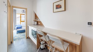 Apartment (33) | Private kitchenette | Fridge, electric kettle, cookware/dishes/utensils, dining tables - Apartamenty Sun & Snow Żeromskiego II (Hel)