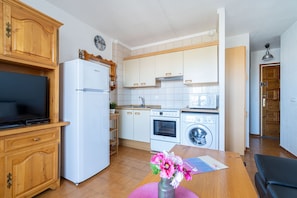 Een koelkast, een microgolfoven, een oven