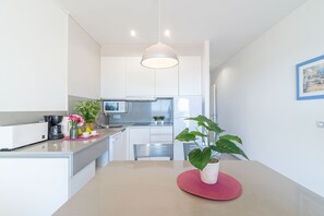 Frigorífico, microondas, lavavajillas y cafetera o tetera