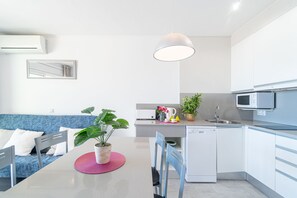 Frigorífico, microondas, lavavajillas y cafetera o tetera