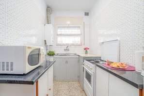 Fridge, microwave, oven, coffee/tea maker