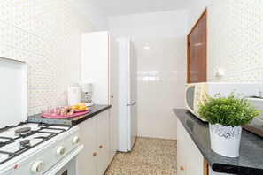 Een koelkast, een microgolfoven, een oven, een kookplaat