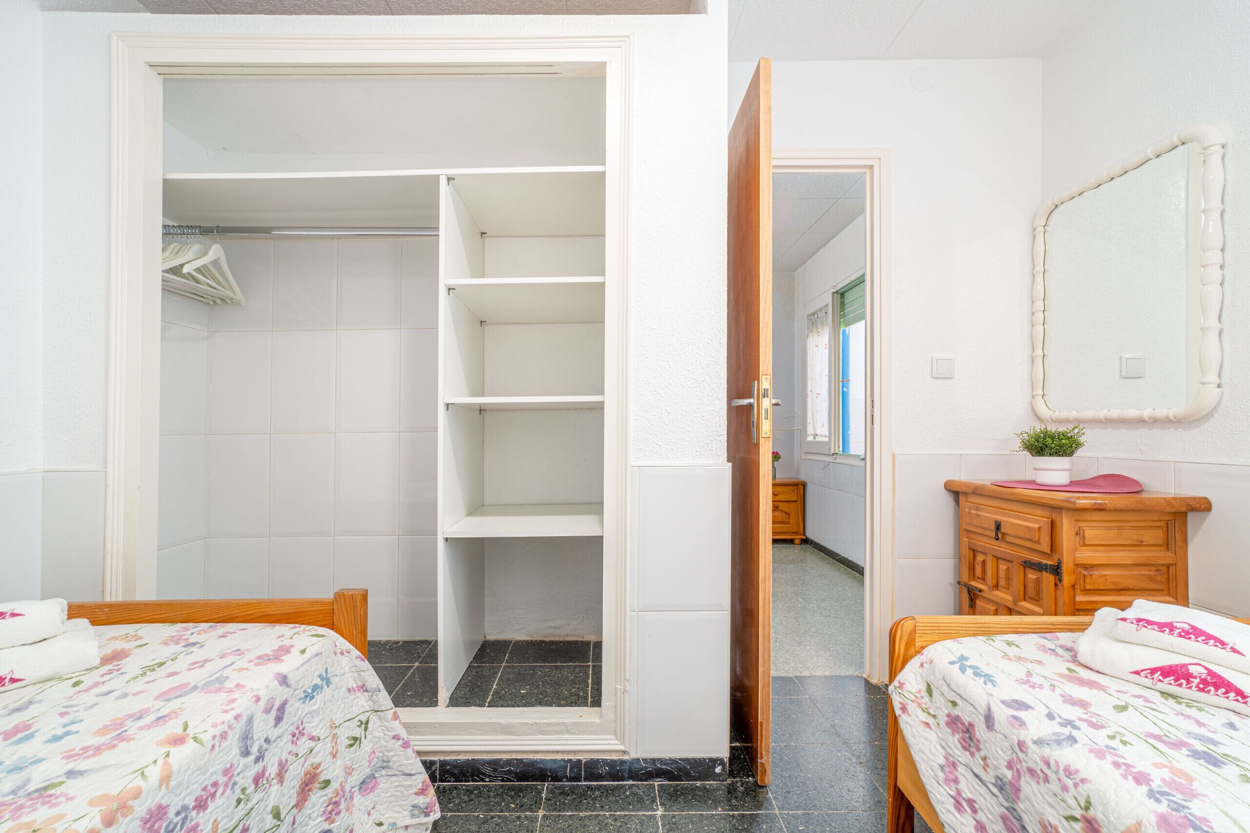 4 habitaciones, tabla de planchar con plancha y wifi 