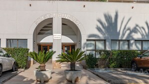 Ein Gebäude mit Bogenportal, auf dem 