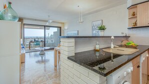 Eine moderne Küche mit Granit-Arbeitsplatte, integrierten Geräten und Blick ins Freie.