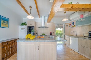 Een koelkast, een microgolfoven, een oven, een vaatwasser