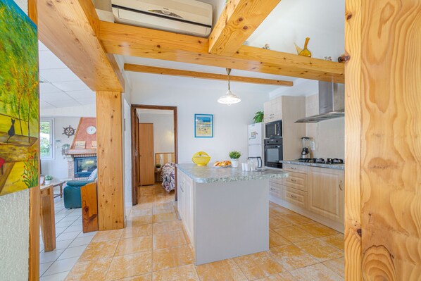 Een koelkast, een microgolfoven, een oven, een vaatwasser