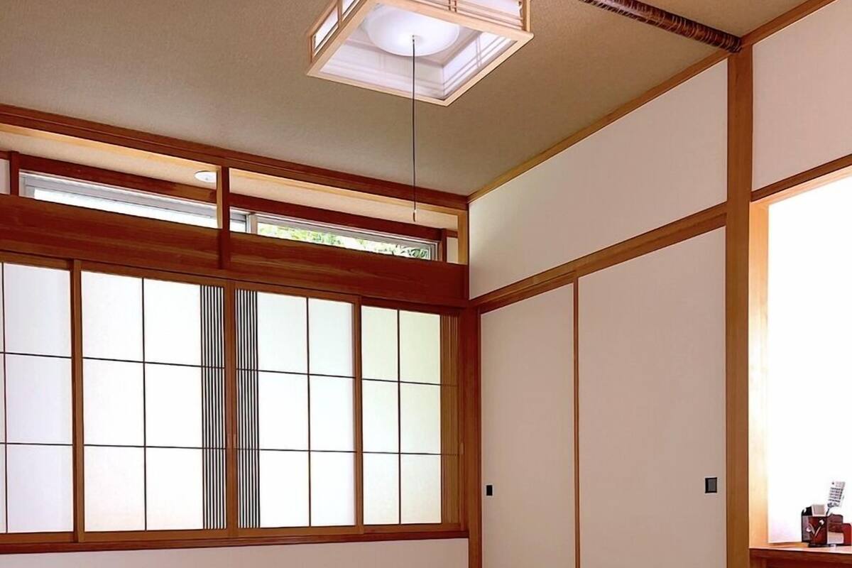 Ein traditioneller japanischer Raum mit Tatami-Böden, einem niedrigen Tisch und Schiebetüren.