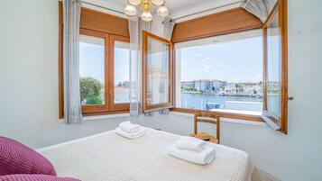 3 slaapkamers, een strijkplank/strijkijzer, wifi