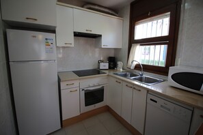 Frigorifero, microonde, forno, piano cottura