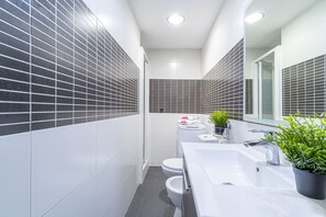 Shower - 0115-MANHATTAN  Studio with seaview (Empuriabrava)