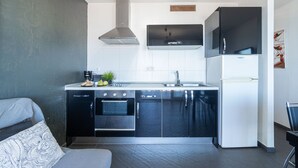 Kaffetrakter/tekoker, kjøleskap, mikrobølgeovn og ovn