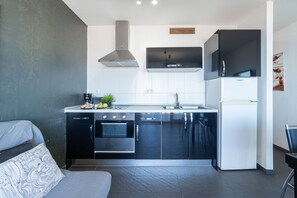 Een koelkast, een microgolfoven, een oven