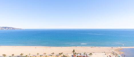 بالقرب من الشاطئ