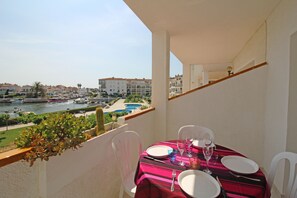 Outdoor dining - 0185-SANT MAURICI Apartment with community pool and view on the canal (Empuriabrava)