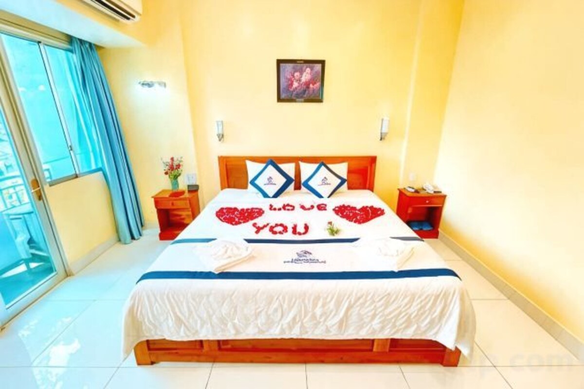 Premium bedding, Tempur-Pedic beds, desk, soundproofing