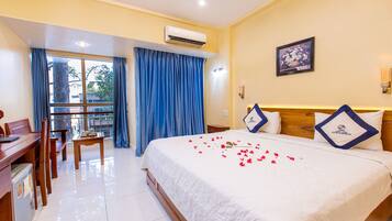 Habitación Deluxe doble, 1 cama de matrimonio grande, balcón | Ropa de cama de alta calidad, colchones Tempur-Pedic, escritorio