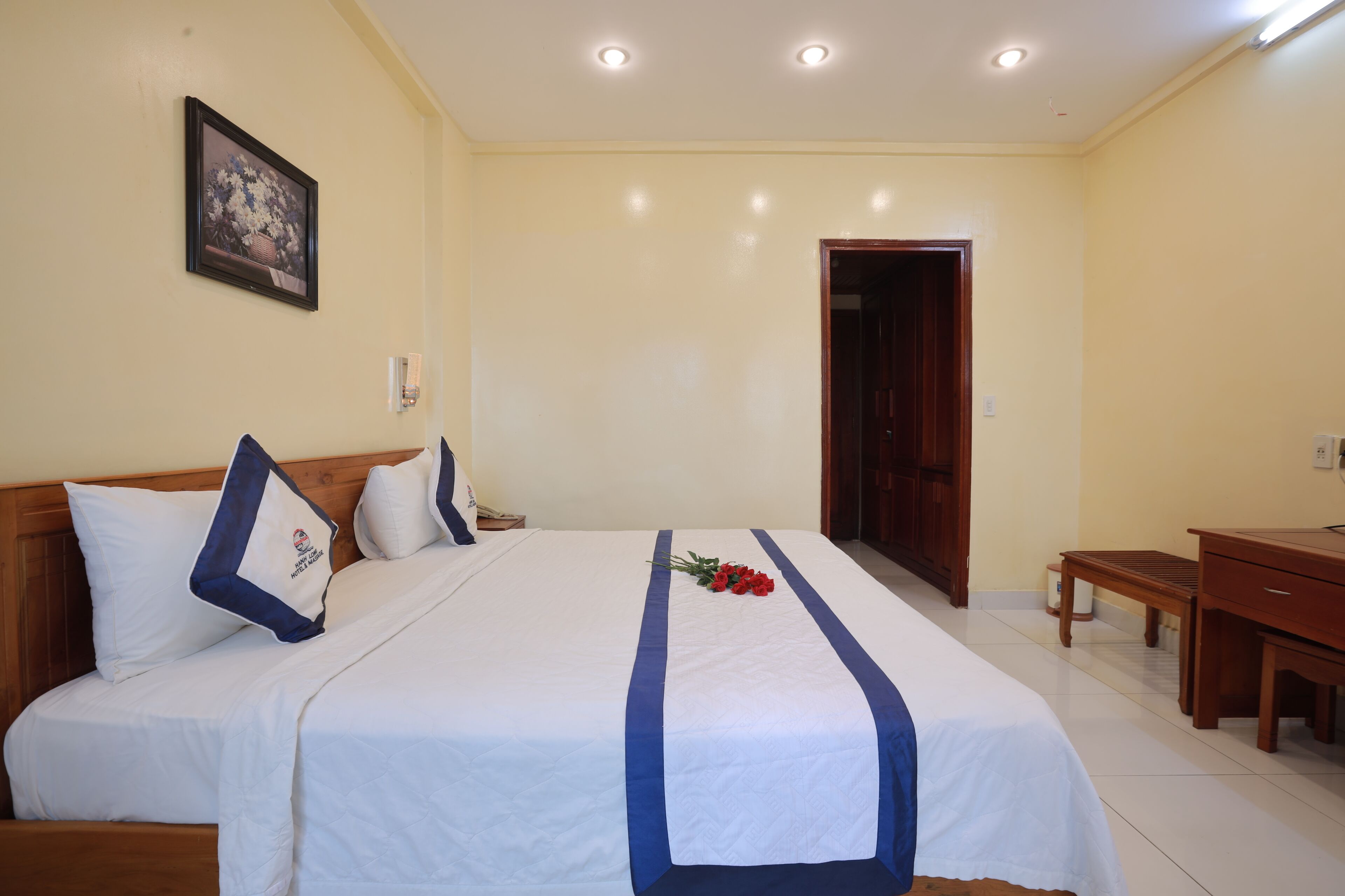 Premium bedding, Tempur-Pedic beds, desk, soundproofing