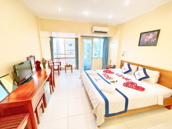 Habitació doble Deluxe, 1 llit de matrimoni gran, balcó | Roba de llit d'alta qualitat, matalassos Tempur-Pedic i escriptori