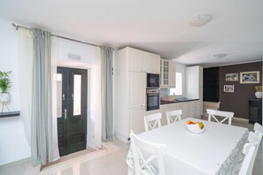 House (Three Bedroom Holiday Home with Swimm) | Bahagian dalam