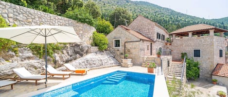 Casa (Three Bedroom Holiday Home with Swimm) | Piscina | Una piscina al aire libre, sombrillas, tumbonas