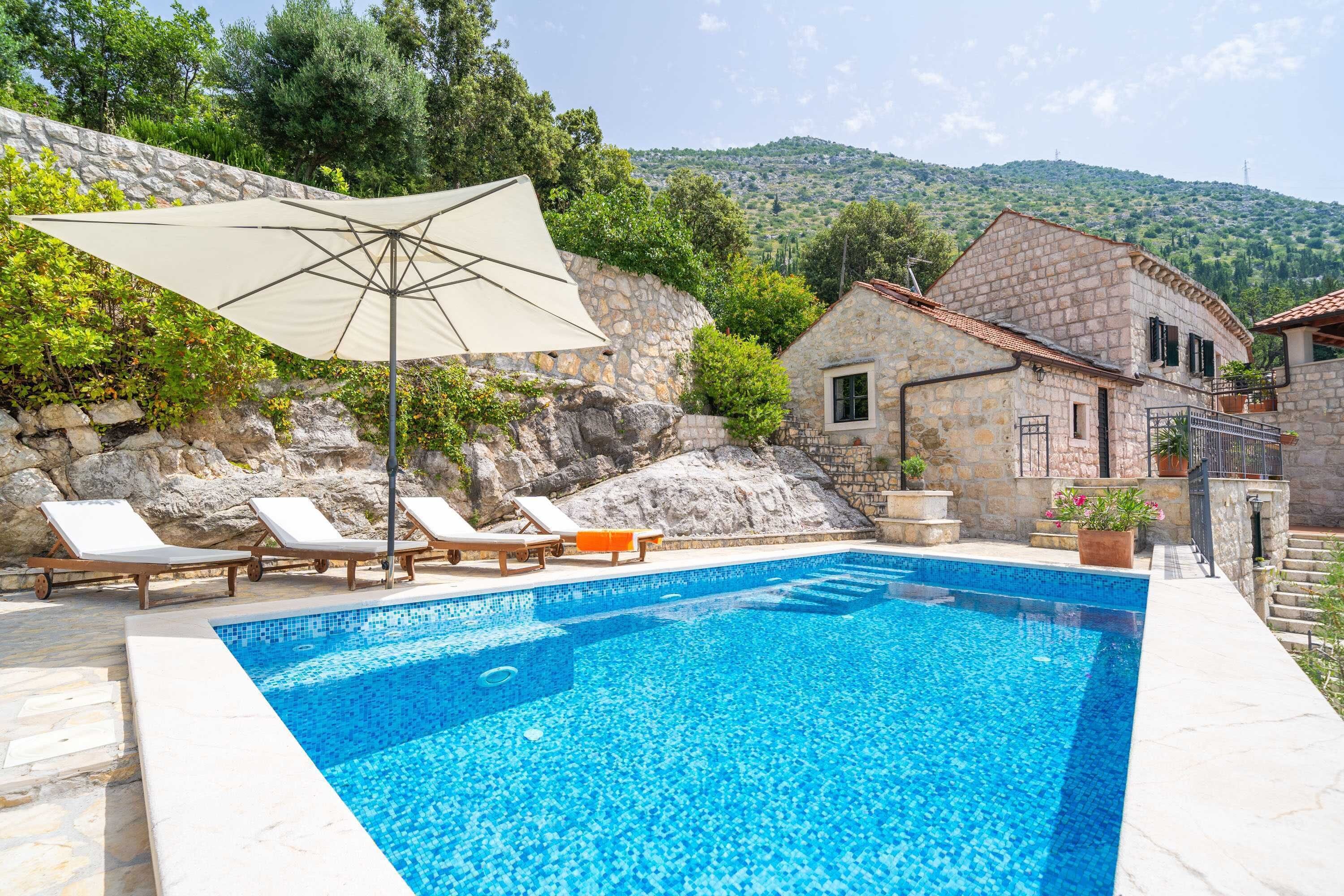 Hus (Three Bedroom Holiday Home with Swimm) | Pool | Utomhuspool, parasoller och solstolar