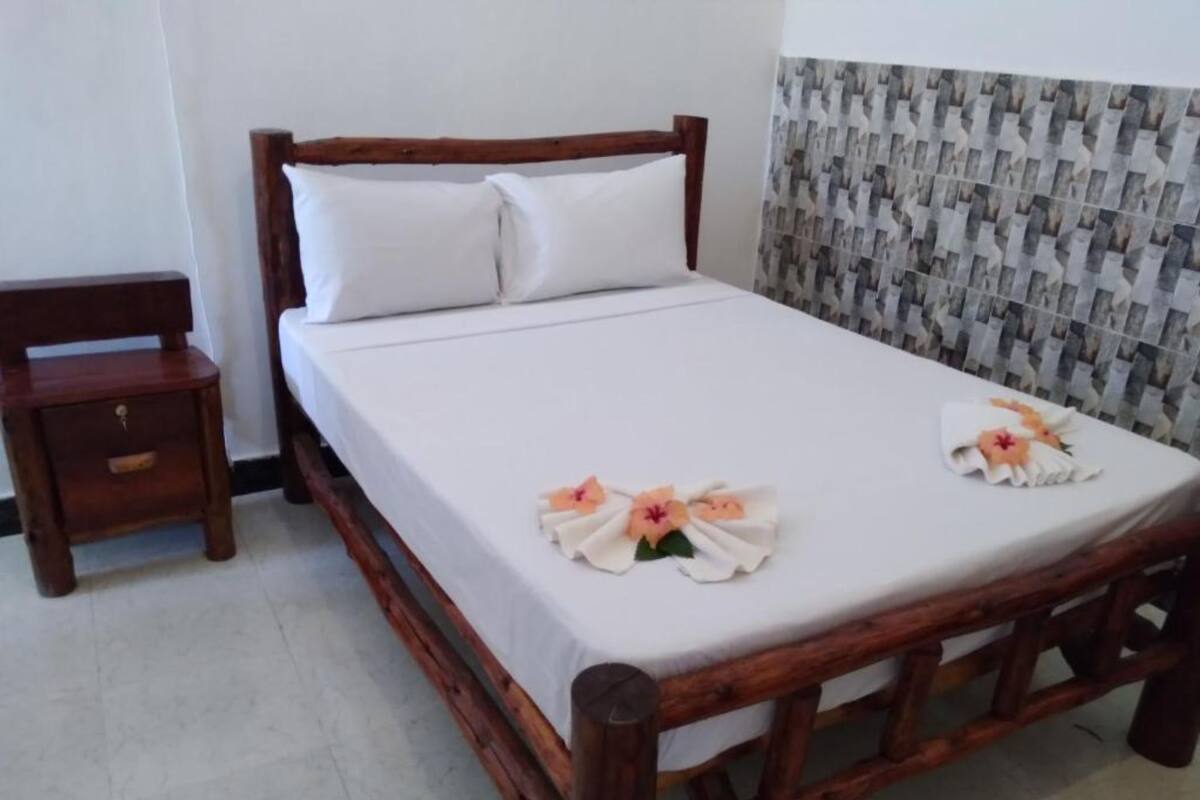 Escritorio, wifi gratis, ropa de cama