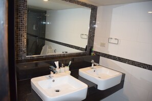 Dusch, hårtork, handdukar och toalettpapper