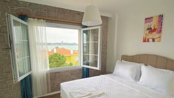 Standard Room, Sea View | Minibar, laptop workspace, iron/ironing board, free cribs/infant beds