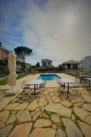 Piscine extérieure en saison