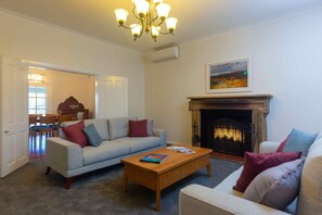 Télévision, cheminée