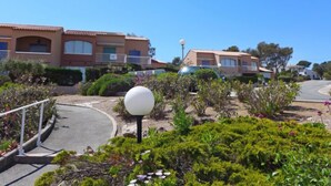 Zona residencial con casas, una carretera curva y un farol.