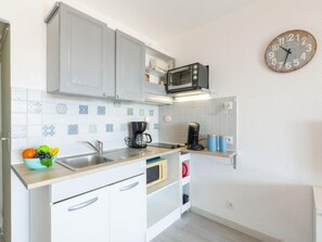 ثلاجة، ميكروويف، محمصة خبز، كرسي للأطفال