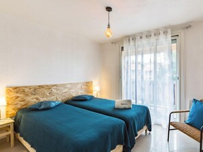 2 bedrooms, iron/ironing board, WiFi