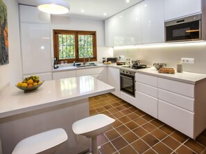 Een koelkast, een microgolfoven, een oven, een vaatwasser