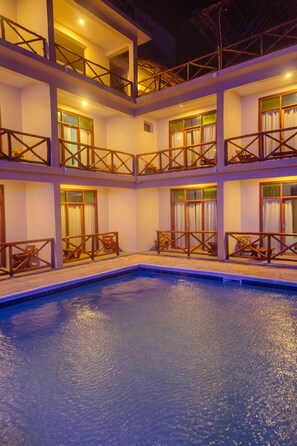 Bagian depan properti - sore/malam