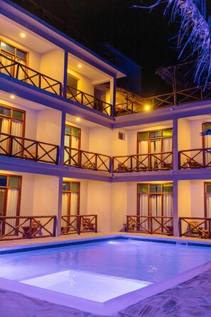 Bagian depan properti - sore/malam