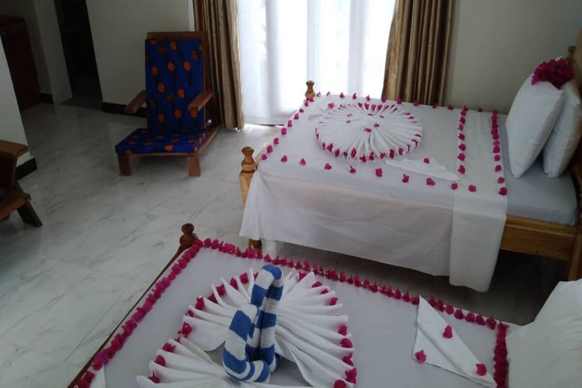 Twin Room | Desk, free WiFi, bed sheets