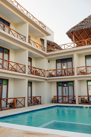 Pool - Ocean Breeze Hotel (Nungwi)
