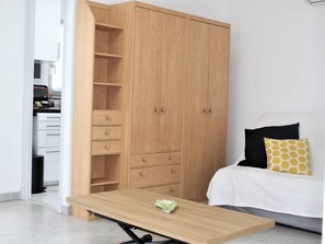 Unclassified image, 3 of 17, button - Cozy Studio with Large Garden, Steps from Beach, Parking Included (Villeneuve-Loubet)