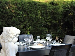 Dining - Cozy Studio with Large Garden, Steps from Beach, Parking Included (Villeneuve-Loubet)