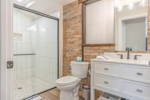 Een douche, een haardroger, handdoeken