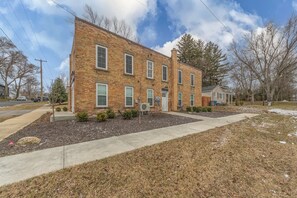 Exterior - The Shop - Charming home - walking distance to downtown Douglas! (Douglas)