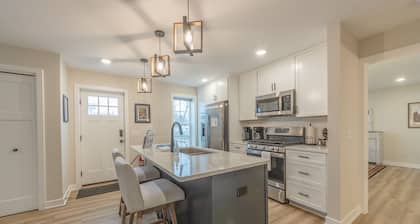 The Shop-Unique stay in a historic downtown landmark